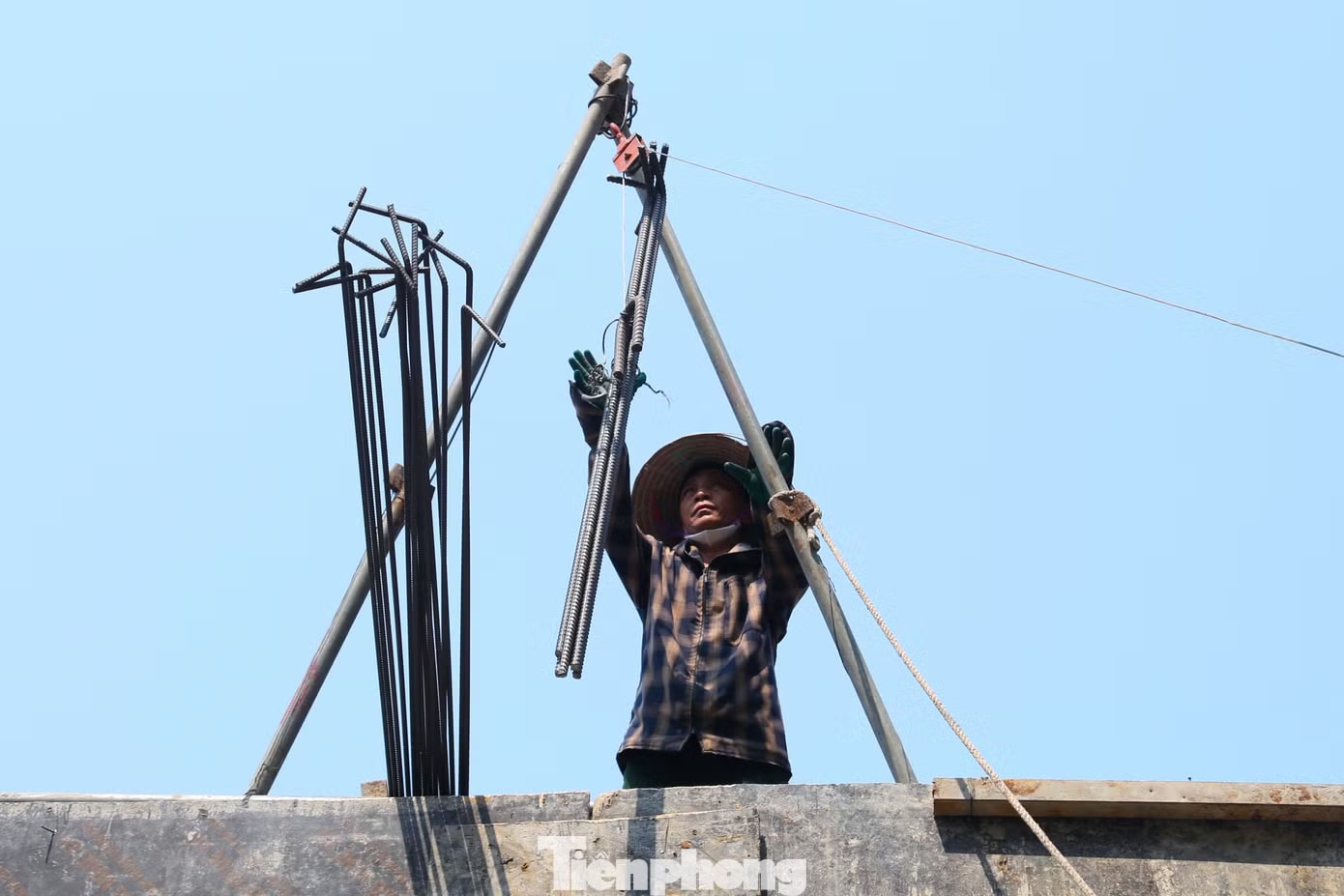 Nắng hơn 40 độ C, người lao động gồng mình mưu sinh - Ảnh 10.