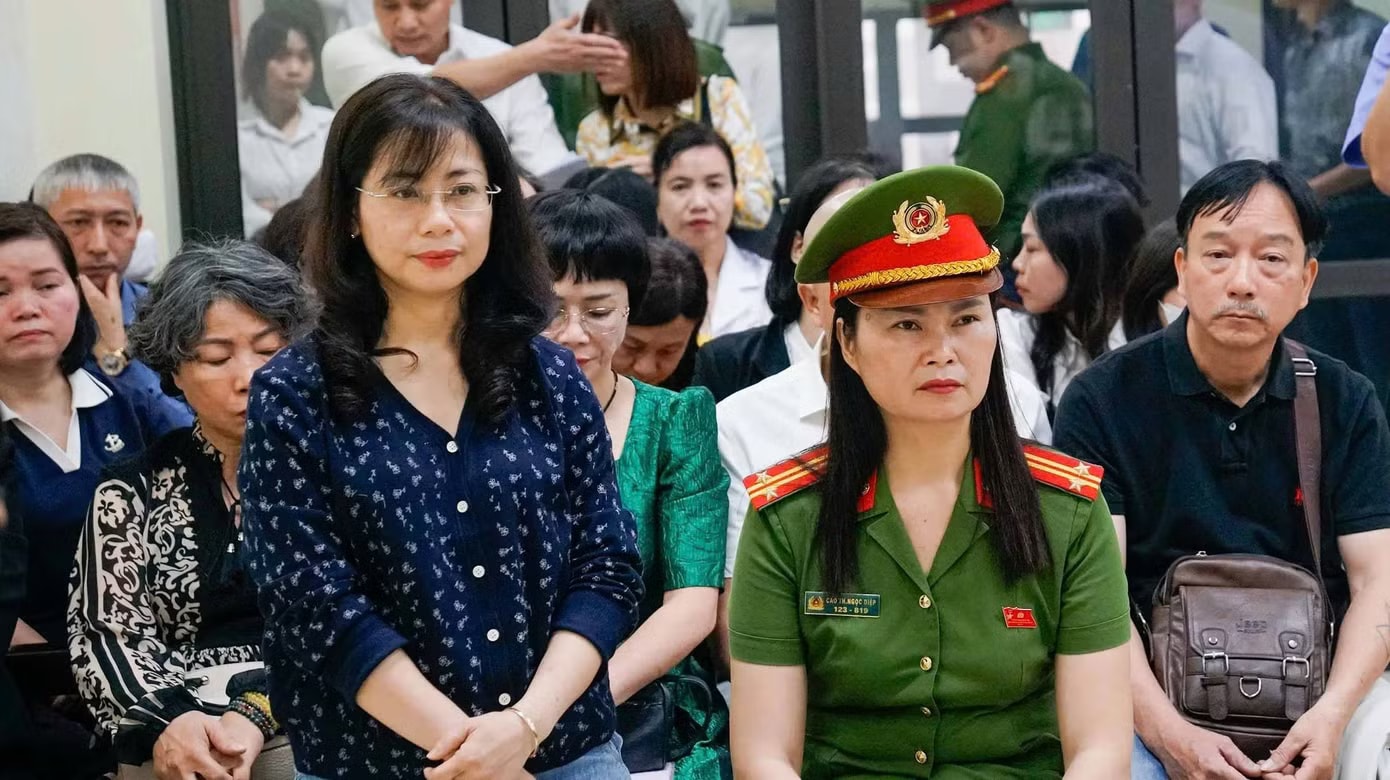 Bà Phạm Thị Minh Nguyệt tại phiên tòa. Cựu hiệu trưởng kháng cáo vụ thu 15.000 đồng một tiết học thêm của học sinh - Ảnh 2.