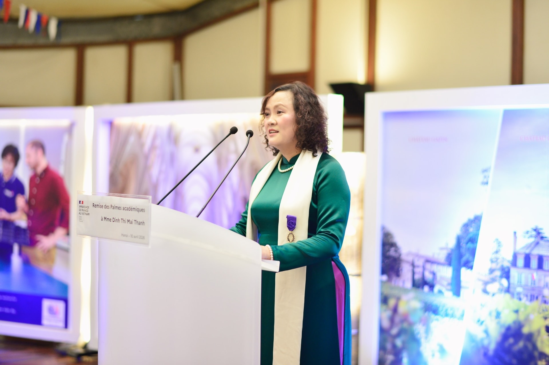 gs-ts_-dinh-thi-mai-thanh-duoc-trao-tang-huan-chuong-canh-co-han-lam-phap-_3.jpg