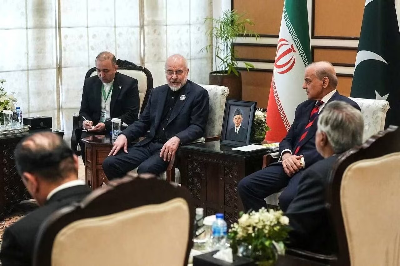Chủ tịch Quốc hội Iran Mohammad Bagher Ghalibaf gặp Thủ tướng Pakistan Shehbaz Sharif tại Islamabad. Chủ tịch Quốc hội Iran: Mỹ thất bại trong việc giành được lòng tin của Iran - Ảnh 1.