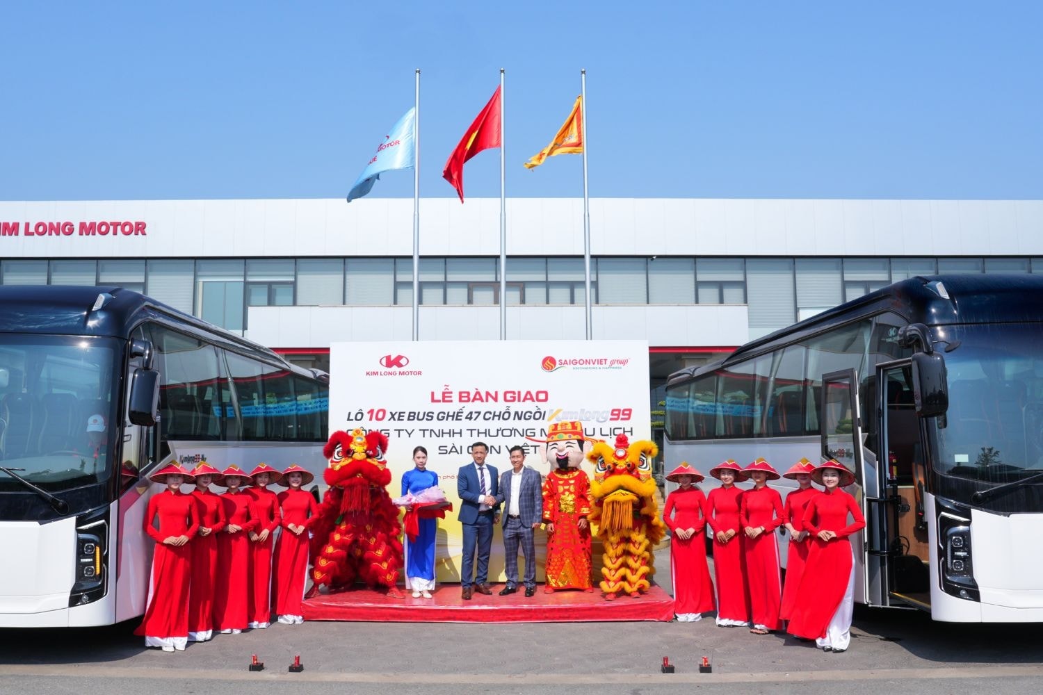 ban-giao-10-xe-buyt-kim-long-1.jpg