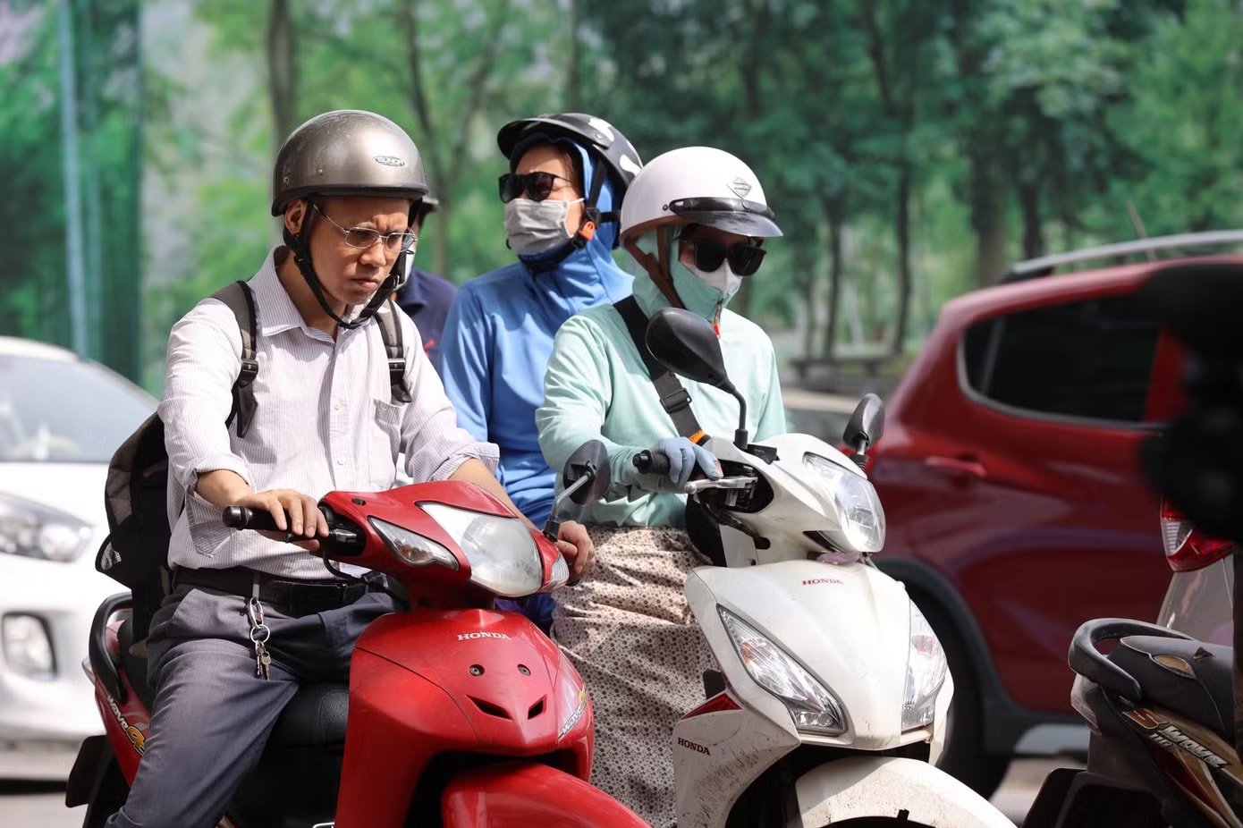 Hầu hết các khu vực trên cả nước hôm nay tiếp tục nắng nóng gay gắt. Miền Bắc nắng nóng gay gắt trước khi đón mưa dông - Ảnh 1.
