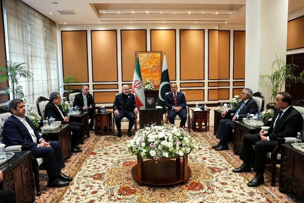 Mỹ - Iran chưa tìm được lối thoát: Đàm phán sang ngày thứ hai, tàu chiến áp sát Hormuz - Ảnh 2.