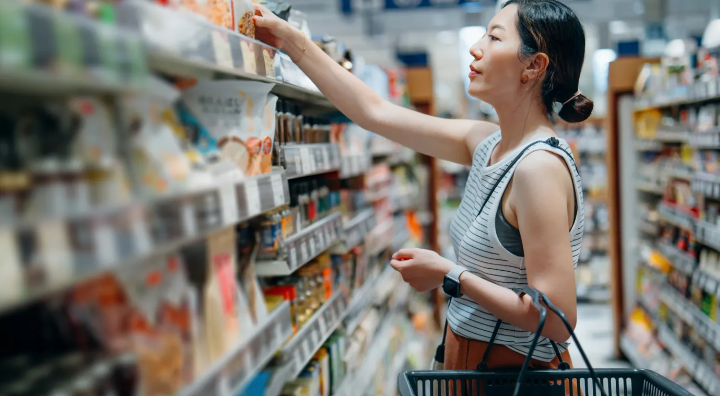 Người dân giảm mua thực phẩm, rượu bia: Chuyện gì đang xảy ra ở nền kinh tế số 1 thế giới? - Ảnh 1.