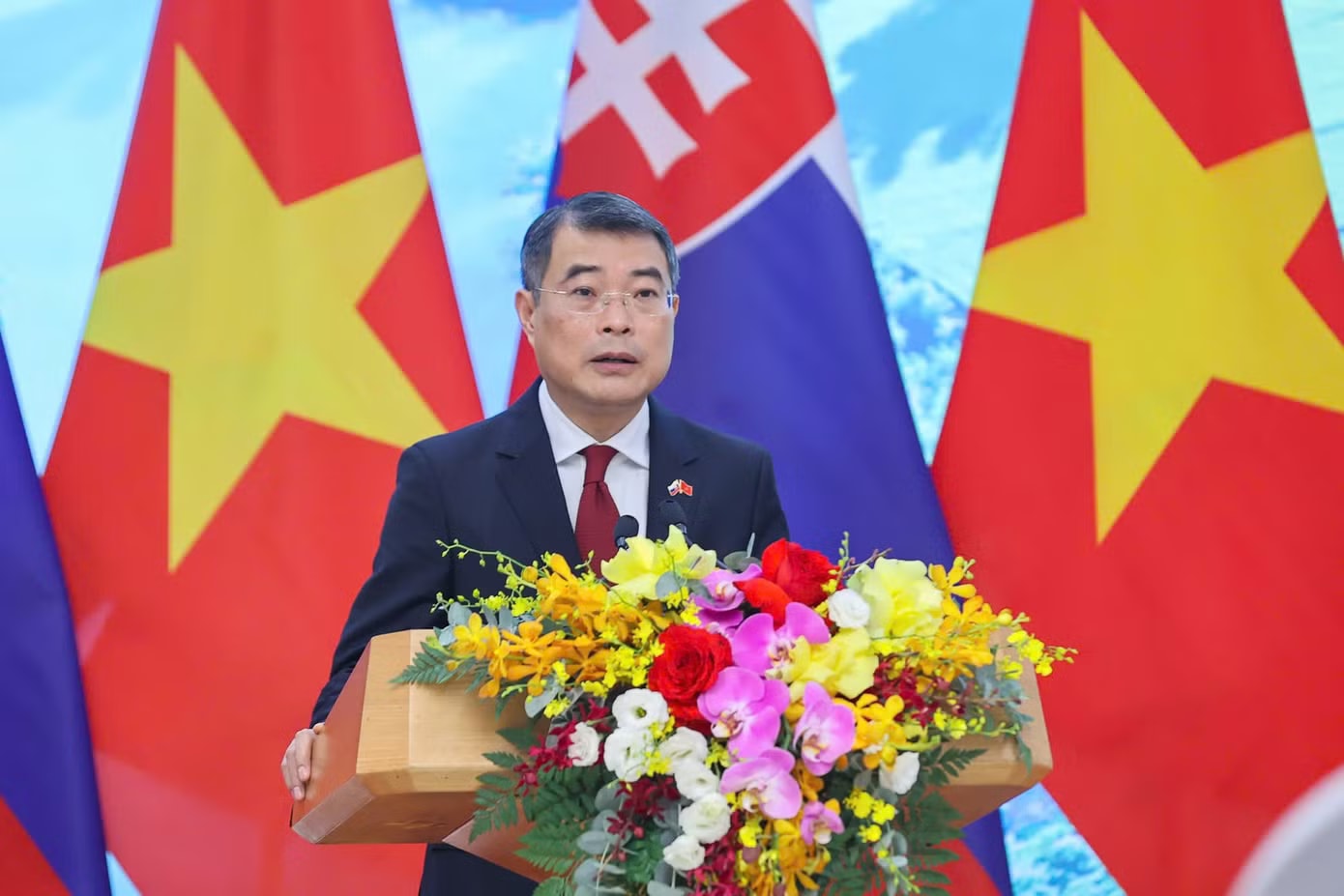 Thủ tướng Lê Minh Hưng phát biểu tại cuộc họp báo. (Ảnh: Như Ý) Việt Nam và Slovakia nâng cấp quan hệ lên Đối tác chiến lược - Ảnh 2.