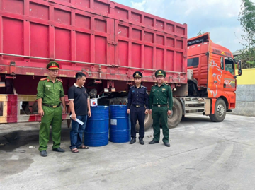 Kiểm tra một xe đầu kéo, phát hiện ngăn bí mật chứa 400 lít chất lỏng, lái xe Hoàng Tăng Trọng bị bắt ngay tại biên giới