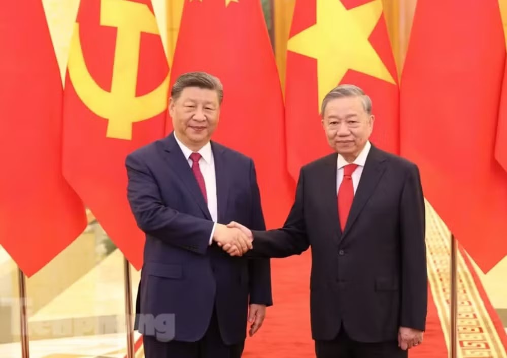 Tổng Bí thư Tô Lâm đón tiếp Tổng Bí thư, Chủ tịch nước Trung Quốc Tập Cận Bình thăm Việt Nam tháng 4/2025. Ảnh: Như Ý. Ba ý nghĩa rất đặc biệt trong chuyến thăm Trung Quốc của Tổng Bí thư, Chủ tịch nước Tô Lâm - Ảnh 1.