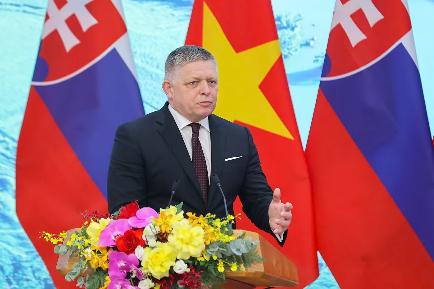 Thủ tướng Slovakia Robert Fico phát biểu tại cuộc họp báo. (Ảnh: Như Ý) Việt Nam và Slovakia nâng cấp quan hệ lên Đối tác chiến lược - Ảnh 3.