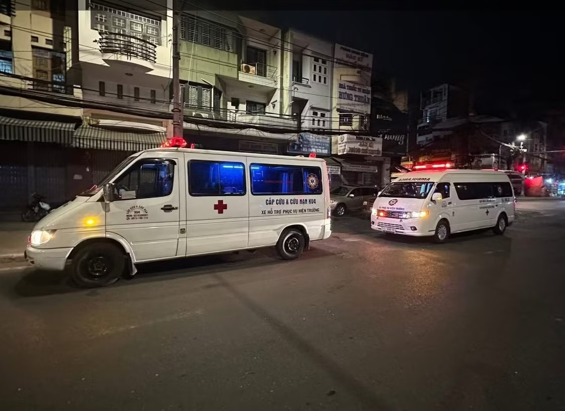 Lực lượng cấp cứu - cứu nạn tại hiện trường xảy ra vụ hỏa hoạn Nhiều nạn nhân vụ cháy nhà trọ lúc rạng sáng ở TPHCM đang nguy kịch - Ảnh 1.