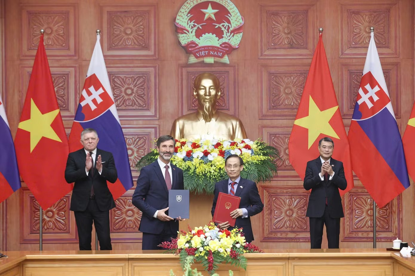Thủ tướng Lê Minh Hưng và Thủ tướng Robert Fico chứng kiến trao Bản ghi nhớ hợp tác giữa Bộ Ngoại giao Việt Nam và Bộ Ngoại giao và các vấn đề châu Âu của Slovakia. (Ảnh: Như Ý) Việt Nam và Slovakia nâng cấp quan hệ lên Đối tác chiến lược - Ảnh 4.