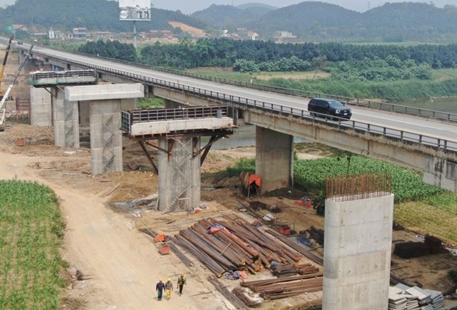 Cây cầu 200m bắc qua suối đã thành hình trên tuyến cao tốc kết nối Thủ đô với Tây Bắc- Ảnh 2.