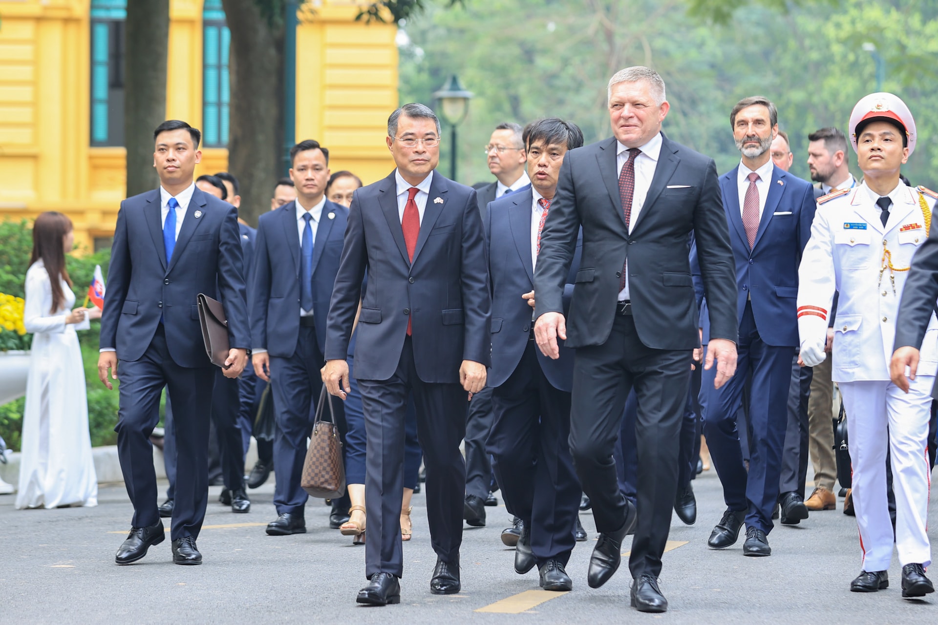 Thủ tướng Lê Minh Hưng chủ trì lễ đón Thủ tướng Slovakia thăm chính thức Việt Nam- Ảnh 4. Thủ tướng Lê Minh Hưng chủ trì lễ đón Thủ tướng Slovakia thăm chính thức Việt Nam- Ảnh 4.