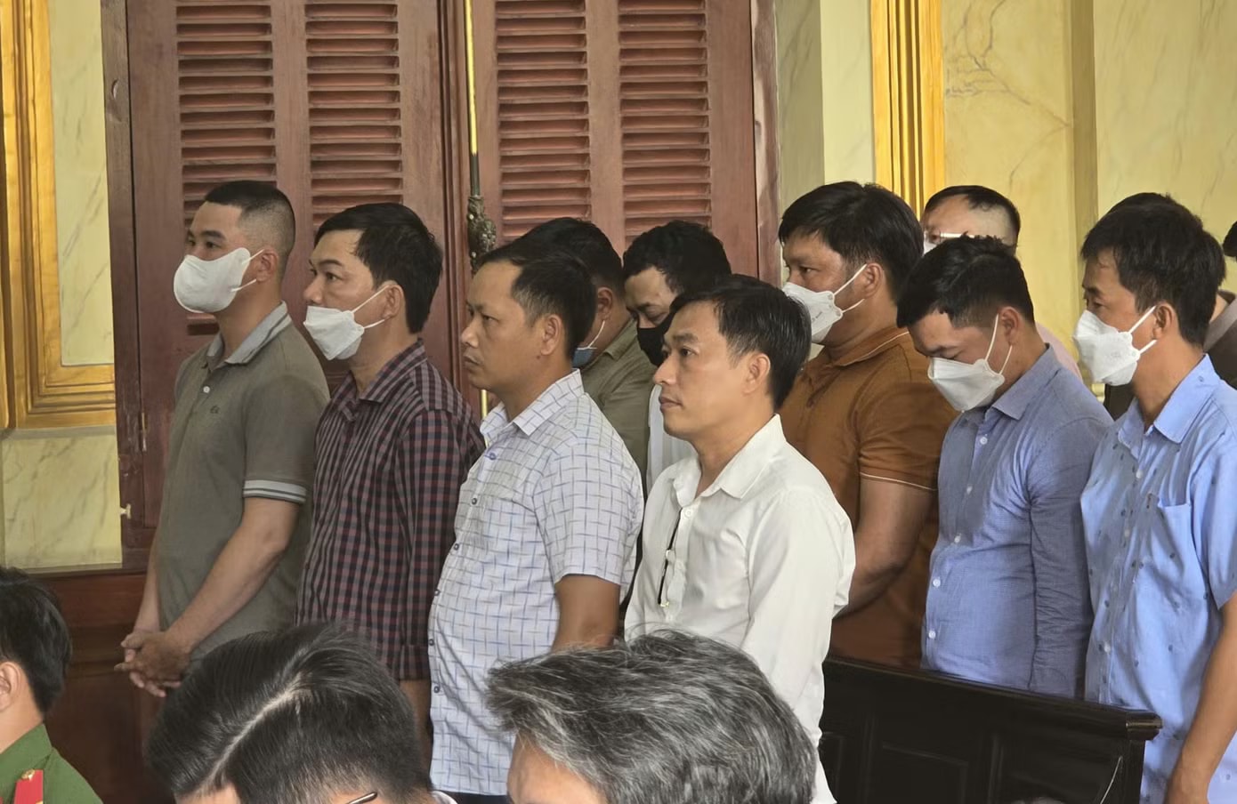 Các bị cáo tại phiên tòa. Xét xử nhóm cựu cán bộ 'động tay' vào hồ sơ giúp nhiều đối tượng 'né' cai nghiện bắt buộc - Ảnh 2.