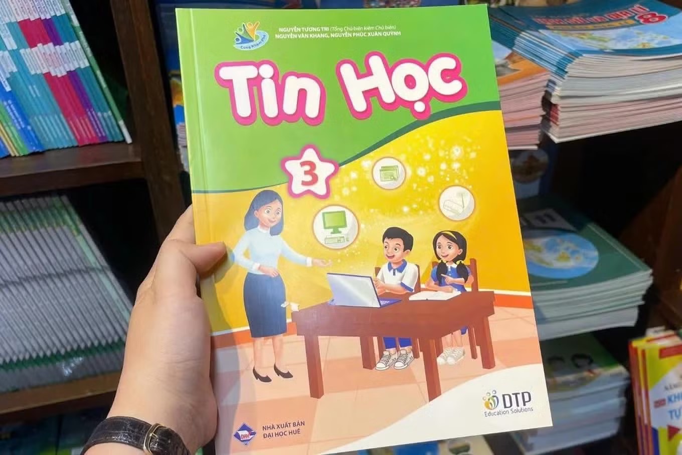 Sách bài tập Tin học lớp 3 gặp sự cố nghiêm trọng buộc phải thu hồi Nhà xuất bản ĐH Huế thu hồi sách bài tập Tin học có link phim ‘người lớn’ - Ảnh 1.