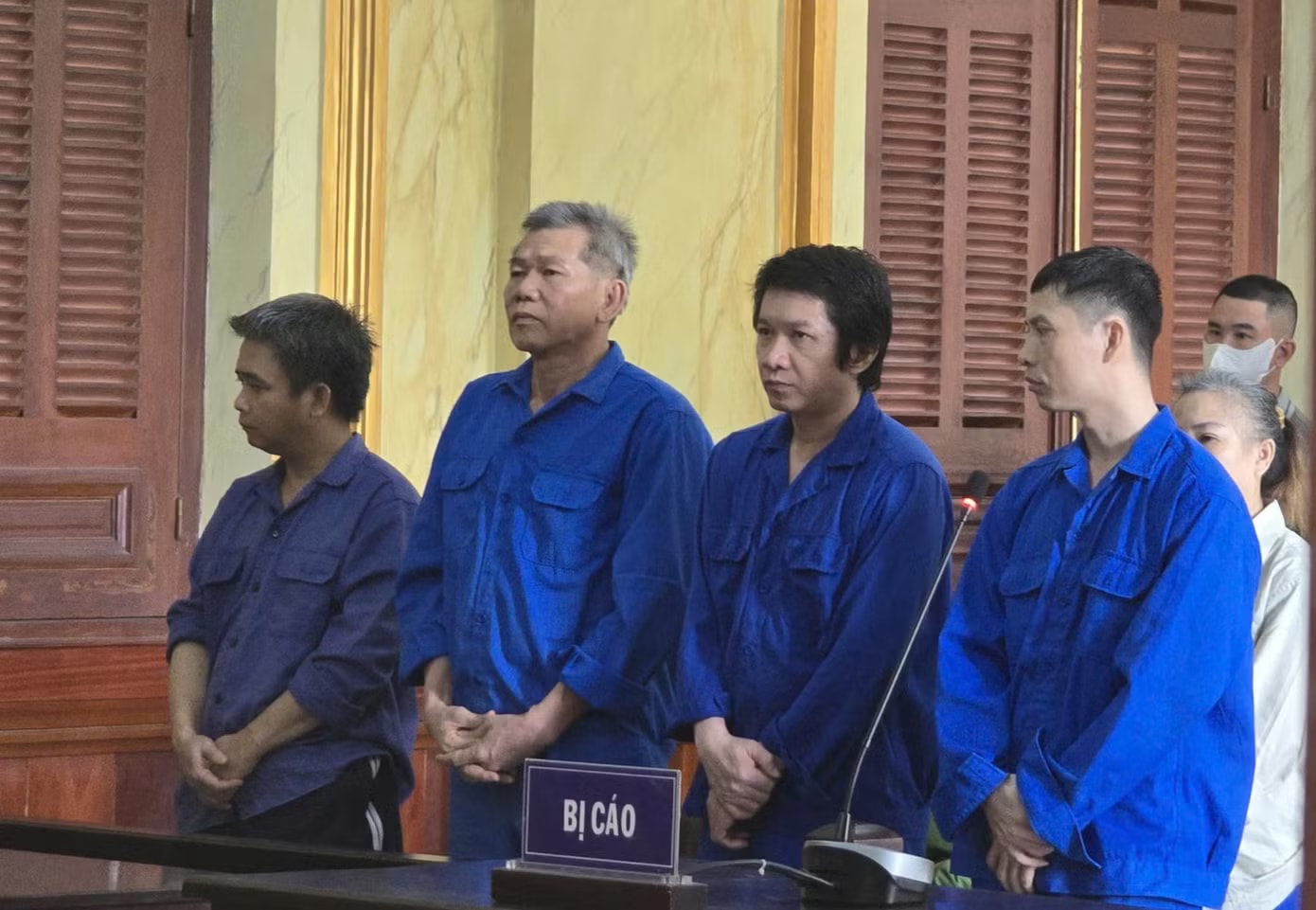 Các bị cáo tại phiên tòa. Xét xử nhóm cựu cán bộ 'động tay' vào hồ sơ giúp nhiều đối tượng 'né' cai nghiện bắt buộc - Ảnh 1.