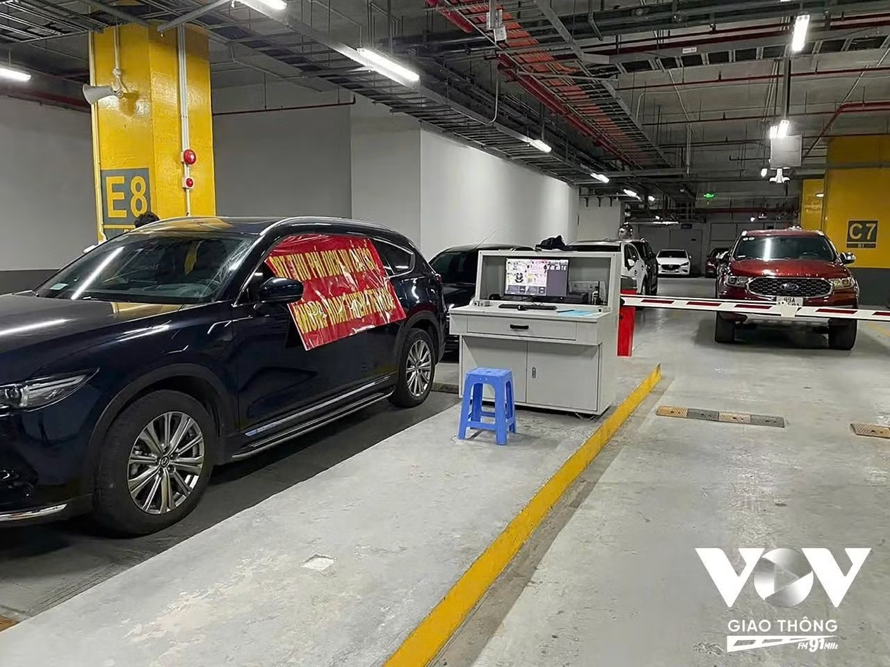 Đỗ ô tô chắn barie hầm xe tại chung cư Hinode vì mâu thuẫn giá dịch vụ. Bị bắt vì tranh chấp tại chung cư: Những hành vi nào dễ 'vượt rào' ? - Ảnh 1.
