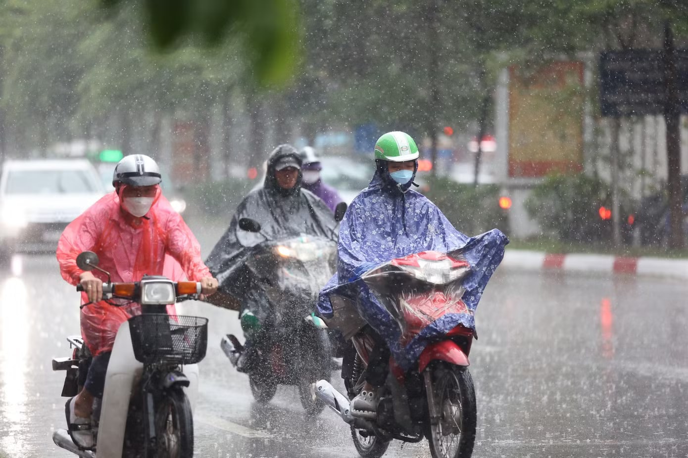 Miền Bắc đón nhiều đợt mưa dông từ đêm 16/4. Miền Bắc sẽ đón mưa dông liên tiếp - Ảnh 1.
