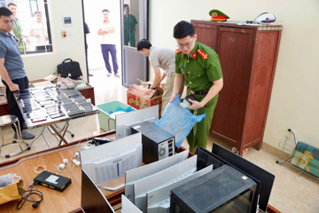 Khám xét 2 tòa nhà, bắt tại trận 59 người đa quốc gia sử dụng hàng trăm máy tính, điện thoại lừa đảo 5.000 bị hại trong chưa đầy 1 tháng