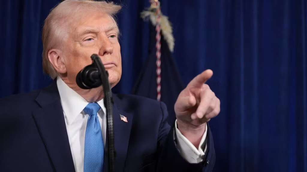 Tổng thống Mỹ Trump dọa đánh chìm tàu Iran nếu tiếp cận khu vực phong tỏa - Ảnh 1.