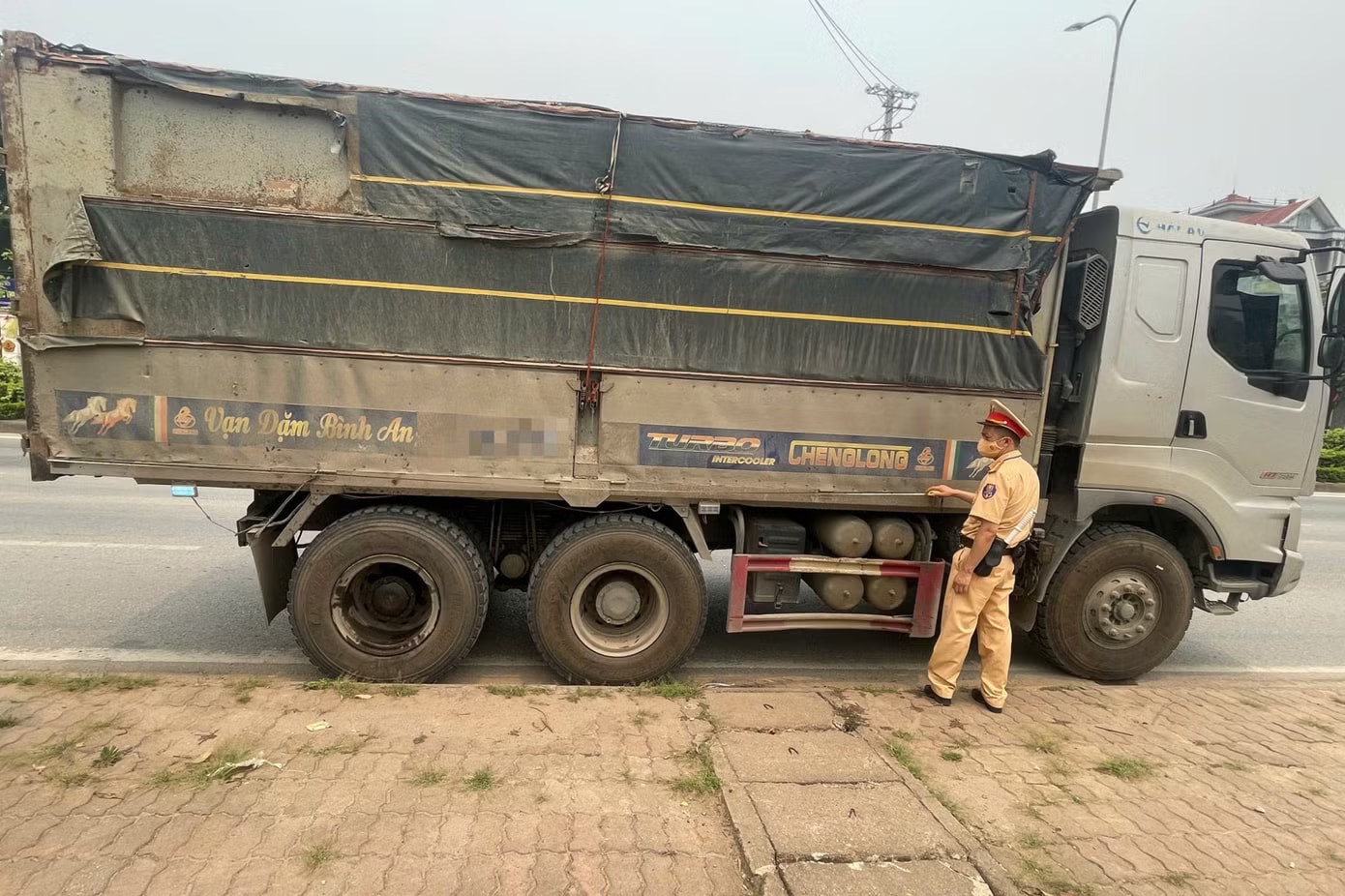 Cảnh sát giao thông Hà Nội xử lý hơn 900 xe tải vi phạm trong 12 ngày - Ảnh 2.