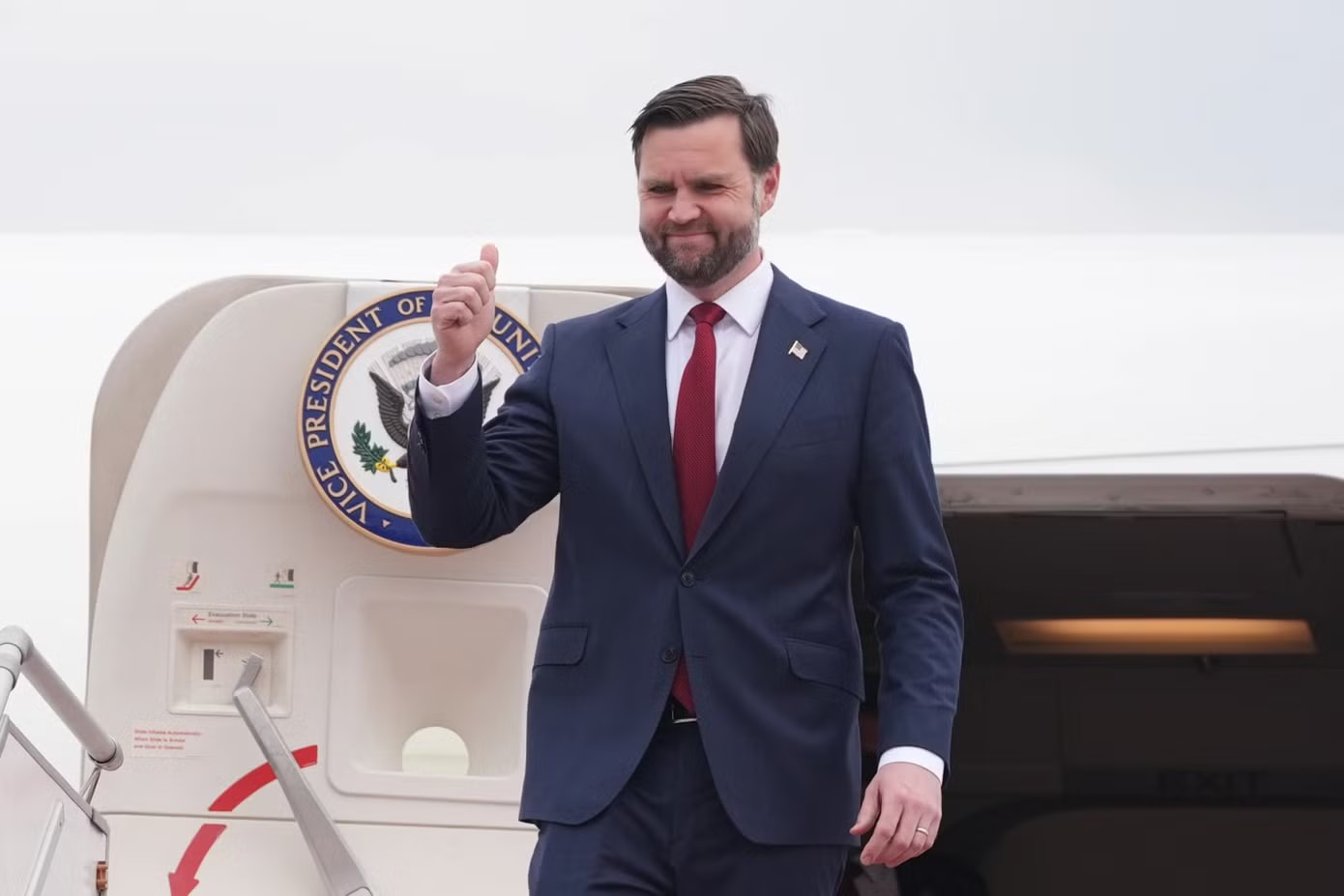 Phó Tổng thống Mỹ J.D. Vance đến Pakistan dự cuộc đàm phán với Iran hồi cuối tuần trước. (Ảnh: Reuters) Mỹ chuẩn bị cuộc đàm phán thứ hai với Iran? - Ảnh 3.