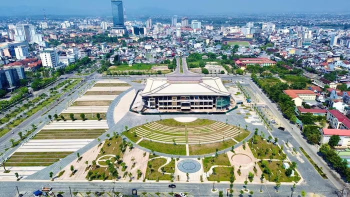 Thành phố trẻ nhất Việt Nam sắp hoàn thiện quảng trường 200 tỷ, bên trong có nhà thi đấu sức chứa 4.000 người- Ảnh 1. Thành phố trẻ nhất Việt Nam sắp hoàn thiện quảng trường 200 tỷ, bên trong có nhà thi đấu sức chứa 4.000 người- Ảnh 1.