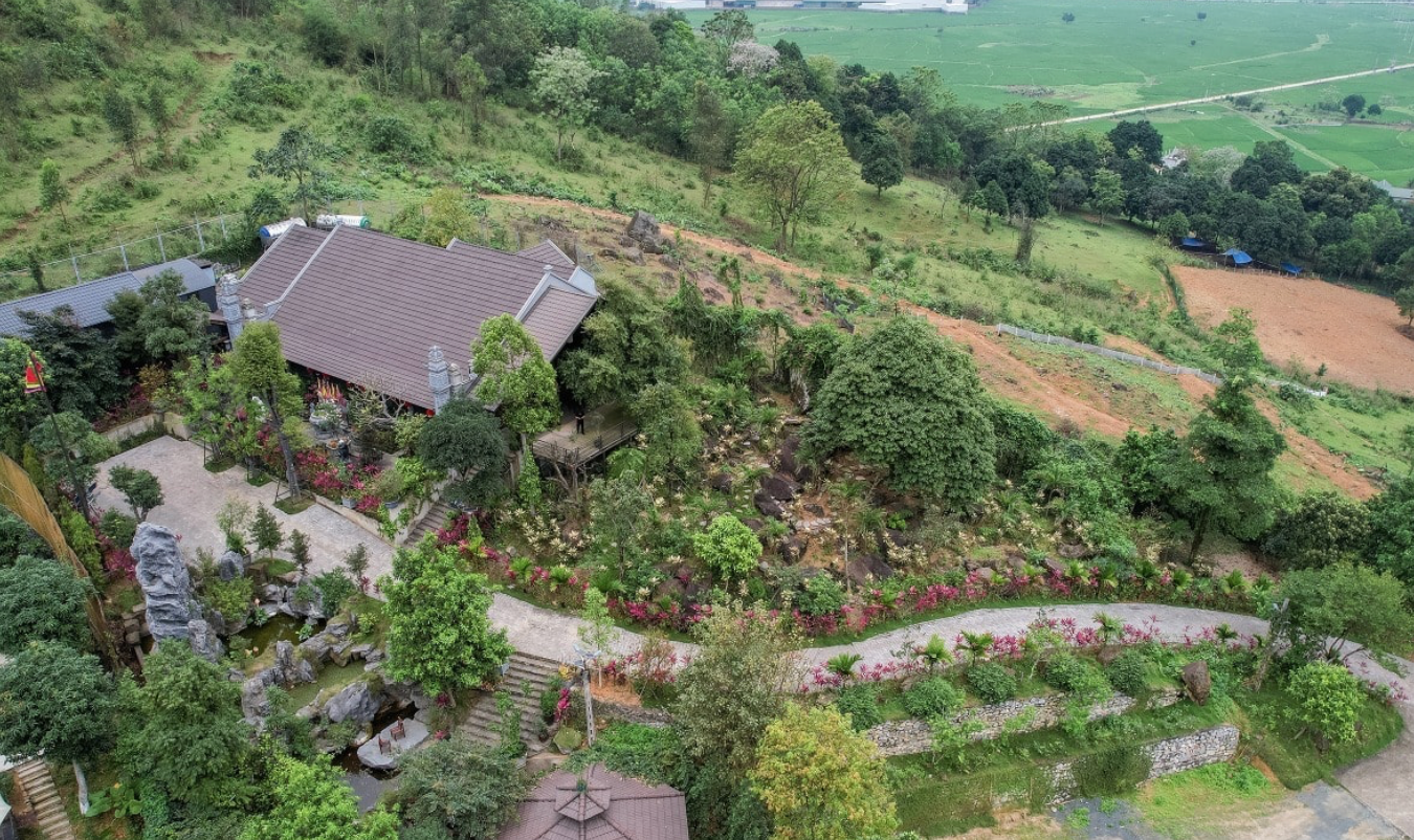 Nữ NSND trẻ nhất Việt Nam sở hữu biệt phủ 8.000m2: Hòn non bộ cao bằng nhà 2 tầng, điện thờ hướng ra dãy núi hùng vĩ- Ảnh 2. Nữ NSND trẻ nhất Việt Nam sở hữu biệt phủ 8.000m2: Hòn non bộ cao bằng nhà 2 tầng, điện thờ hướng ra dãy núi hùng vĩ- Ảnh 2.