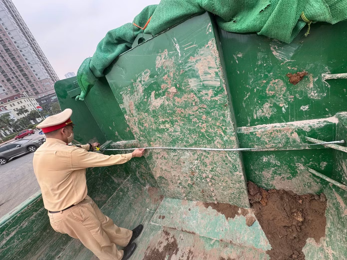 Lực lượng CSGT đo kích thước thùng xe tải. Cảnh sát giao thông Hà Nội xử lý hơn 900 xe tải vi phạm trong 12 ngày - Ảnh 1.