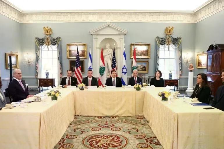 Ngoại trưởng Mỹ Marco Rubio gặp gỡ Đại sứ Israel tại Mỹ Yechiel Leiter và Đại sứ Lebanon tại Mỹ Nada Hamadeh Moawad. (Ảnh: Reuters) Đàm phán Li-băng - Israel: Bước ngoặt sau nhiều thập kỷ, nhưng chưa đạt được đột phá - Ảnh 1.