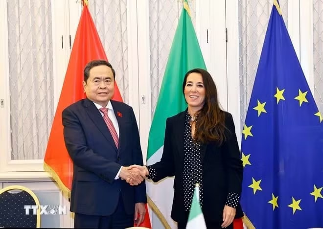 Chủ tịch Quốc hội Trần Thanh Mẫn gặp Phó Chủ tịch Thượng viện Italy Licia Ronzulli. (Ảnh: Doãn Tấn/TTXVN) Việt Nam đề nghị Italy mở rộng hợp tác đào tạo nhân lực chất lượng cao - Ảnh 3.
