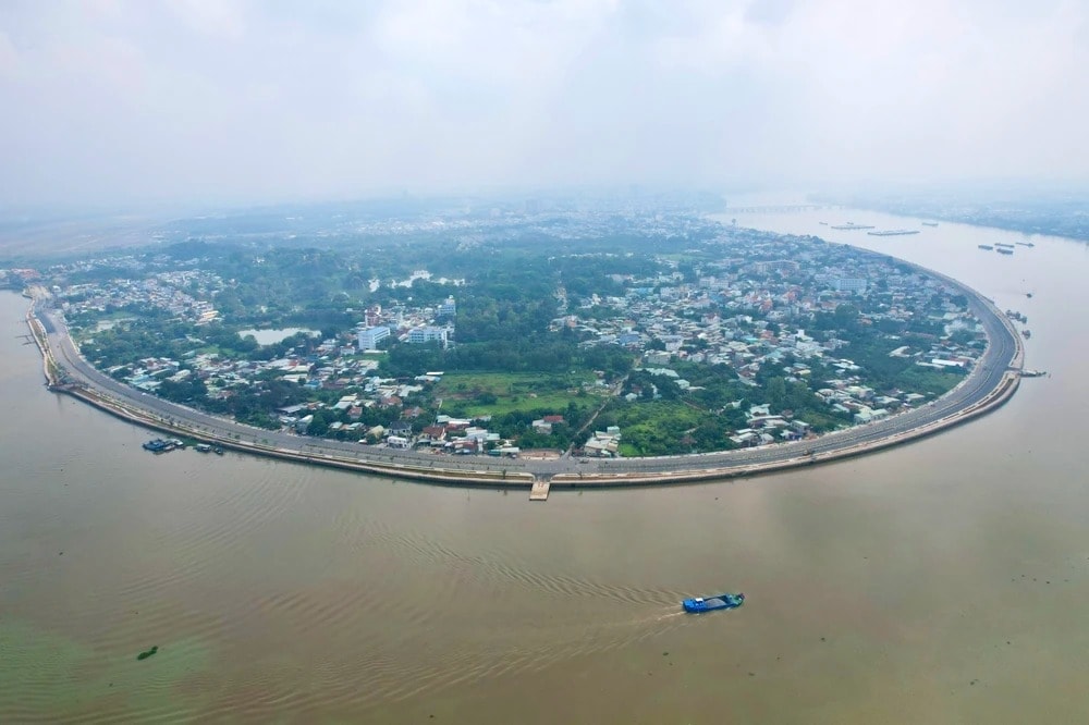 Việt Nam có một căn biệt thự trăm tuổi nằm ven sông nội địa dài nhất cả nước: Giá gần 5,4 tỷ, tuyến đường hơn 2.000 tỷ mới làm phải 'nắn' để tránh xâm phạm- Ảnh 1.