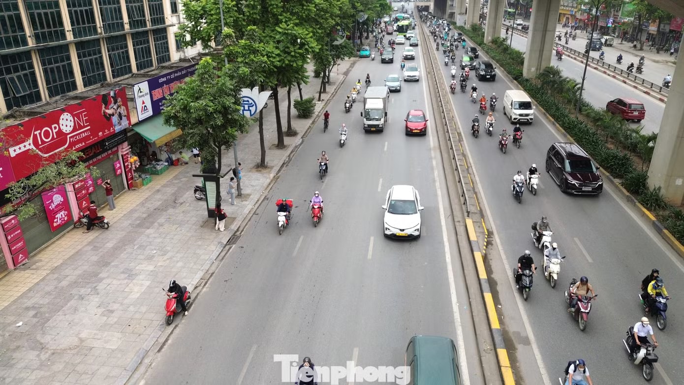 Thời gian qua, trục đường Nguyễn Trãi thường xuyên ùn tắc, nhất là giờ cao điểm. Với việc hàng loạt khu đô thị, tòa nhà cao tầng tiếp tục được triển khai tại khu vực này khiến dư luận lo ngại tình trạng tắc đường, kẹt xe sẽ ngày càng trở nên trầm trọng hơn. Do đó, nhiều người mong muốn khu đất các nhà máy di dời sẽ được sử dụng làm công viên, vườn hoa hoặc công trình công cộng nhằm giảm áp lực giao thông, góp phần đảm bảo môi trường xanh- sạch. Giầy Thượng Đình muốn xây tổ hợp cao ốc 40 tầng gần 10.000 tỷ đồng tại khu ‘đất vàng’ - Ảnh 10.