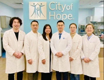 Phó Giáo sư người Việt tốt nghiệp trường Y của ĐH Stanford, 44 tuổi có hơn 60 công trình nghiên cứu lớn, được trung tâm ung thư hàng đầu thế giới chiêu mộ