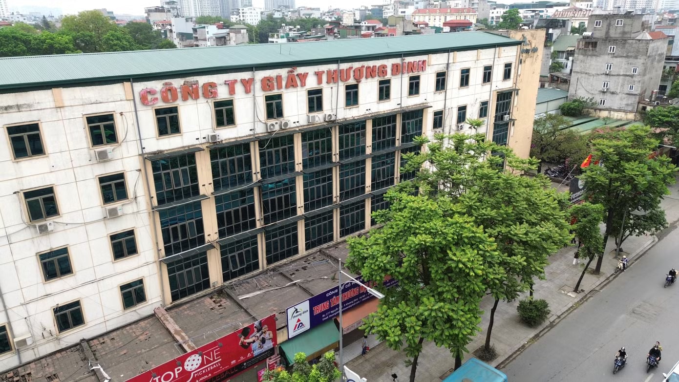 HĐQT Công ty Giầy Thượng Đình vừa có Tờ trình gửi Đại hội cổ đông thường niên 2026 đề xuất thông qua chủ trương Đầu tư xây dựng dự án Nhà ở thương mại kết hợp văn phòng, thương mại, dịch vụ, trường học liên cấp Thượng Đình tại 277 đường Nguyễn Trãi (phường Khương Đình, Hà Nội). Giầy Thượng Đình muốn xây tổ hợp cao ốc 40 tầng gần 10.000 tỷ đồng tại khu ‘đất vàng’ - Ảnh 1.