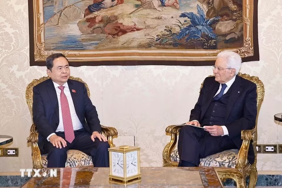 Chủ tịch Quốc hội Trần Thanh Mẫn hội kiến Tổng thống Italy Sergio Mattarella. Ảnh: Doãn Tấn/TTXVN. Việt Nam đề nghị Italy mở rộng hợp tác đào tạo nhân lực chất lượng cao - Ảnh 2.