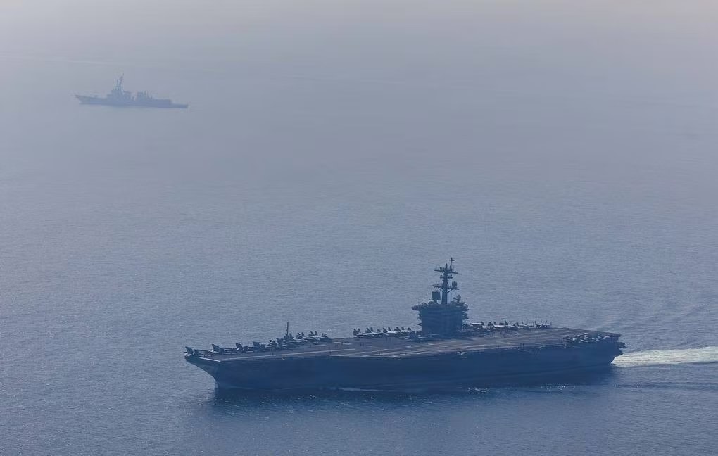 Mỹ điều 10.000 binh sĩ, hàng chục máy bay, tàu chiến phong toả eo biển Hormuz - Ảnh 1.