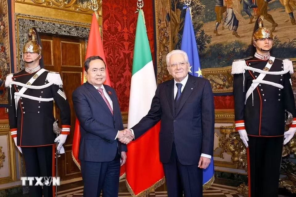 Chủ tịch Quốc hội Trần Thanh Mẫn hội kiến Tổng thống Italy Sergio Mattarella. (Ảnh: Doãn Tấn/TTXVN) Việt Nam đề nghị Italy mở rộng hợp tác đào tạo nhân lực chất lượng cao - Ảnh 1.