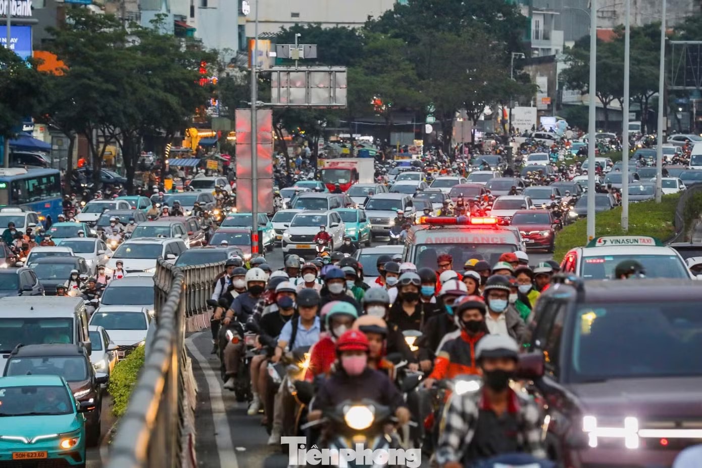 Xe máy vẫn là phương tiện mưu sinh và di chuyển thiết yếu của người dân trong điều kiện hạ tầng ngõ nhỏ, phố nhỏ tại các đô thị Việt Nam. Lộ trình kiểm soát khí thải và tương lai xe máy: Cần những bước đi thấu sát tâm tư người dân - Ảnh 1.
