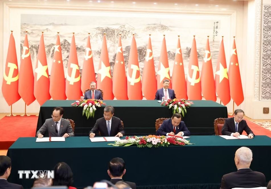 Việt Nam - Trung Quốc ký kết nhiều văn kiện quan trọng: Siêu dự án đường sắt 8,4 tỷ USD đi qua 6 tỉnh thành đạt bước tiến mới- Ảnh 1. Việt Nam - Trung Quốc ký kết nhiều văn kiện quan trọng: Siêu dự án đường sắt 8,4 tỷ USD đi qua 6 tỉnh thành đạt bước tiến mới- Ảnh 1.