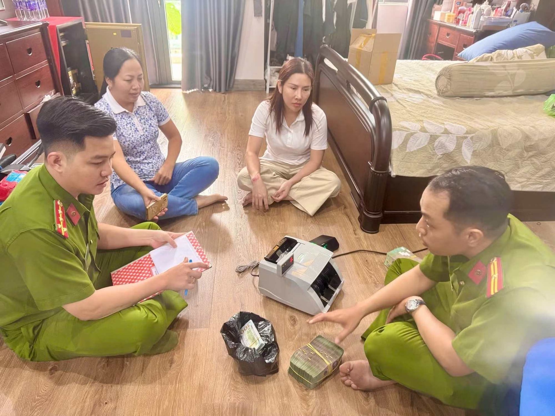 Gần 100 trinh sát khám xét 6 địa điểm, bắt nữ Giám đốc SN 1977, thu hơn 50.000 USD, hàng chục cuốn sổ đỏ - Ảnh 1.