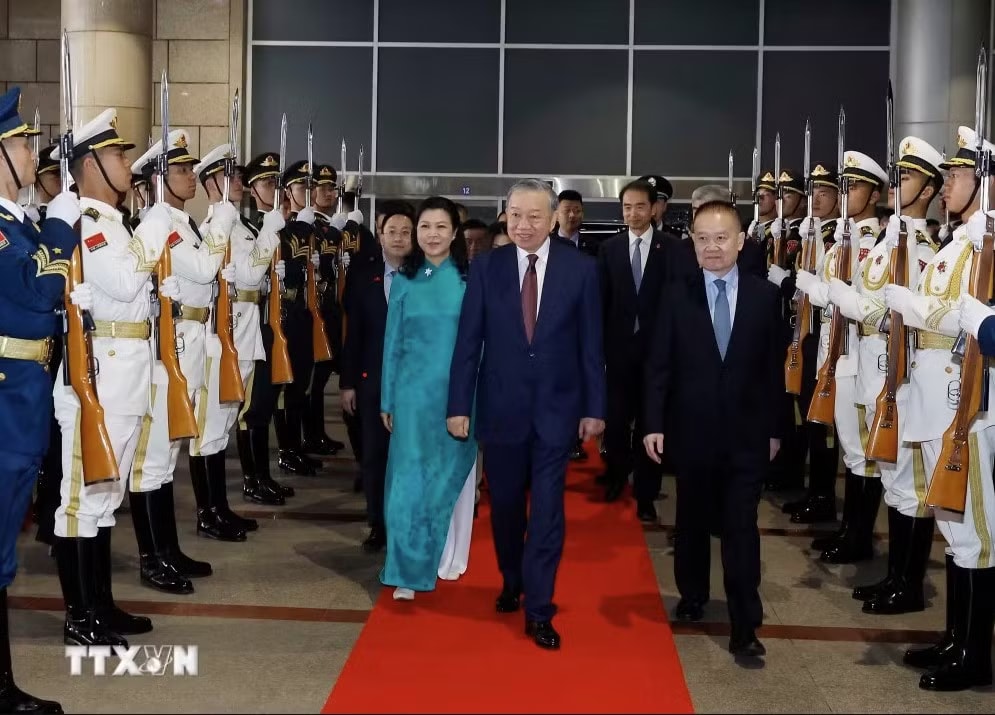 Lễ tiễn Tổng Bí thư, Chủ tịch nước Tô Lâm và Phu nhân tại ga Bắc Kinh Tây, Bắc Kinh. Ảnh: Thống Nhất/TTXVN Tổng Bí thư, Chủ tịch nước Tô Lâm đi tàu cao tốc thăm Nam Ninh, Trung Quốc - Ảnh 1.