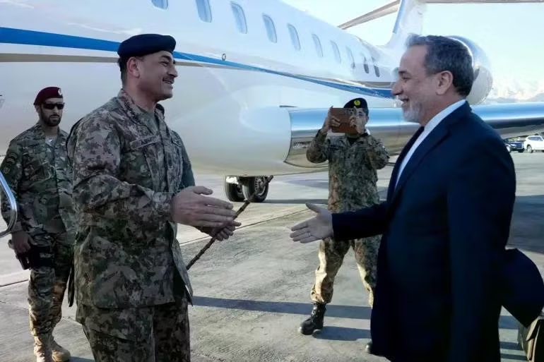 Tư lệnh Lục quân Pakistan - Asim Munir được chào đón bởi Ngoại trưởng Iran Abbas Araghchi. (Ảnh: Al Jazeera) Tư lệnh quân đội Pakistan đến Iran chuyển thông điệp của Mỹ - Ảnh 1.