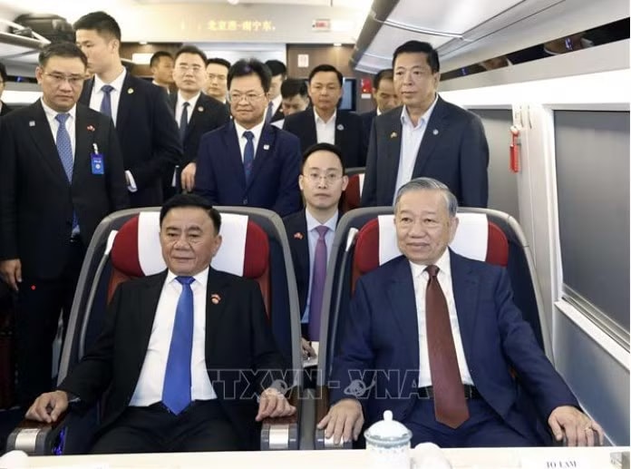 Lãnh đạo doanh nghiệp ngành đường sắt Trung Quốc tháp tùng Tổng Bí thư, Chủ tịch nước Tô Lâm trên tàu cao tốc đi thăm thành phố Nam Ninh. (Ảnh: Thống Nhất/TTXVN) Tổng Bí thư, Chủ tịch nước Tô Lâm đi tàu cao tốc thăm Nam Ninh, Trung Quốc - Ảnh 2.