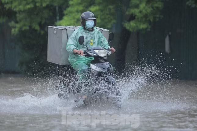 Từ đêm nay, miền Bắc đón mưa lớn - Ảnh 1.
