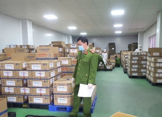 Chân dung 2 'Giám đốc' SN 1979 đứng sau 'hệ sinh thái' sản xuất 426 loại sữa non, sữa bầu giả với gần 200.000 hộp, thu lợi bất chính hàng chục tỷ đồng - Ảnh 1.