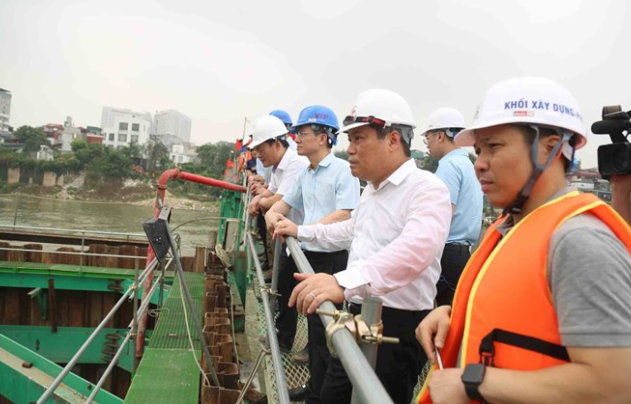 Chỉ 1 năm nữa, siêu cầu 16.000 tỷ mang tên danh tướng huyền thoại bắc qua dòng sông biểu tượng của Thủ đô chính thức hoàn thành- Ảnh 1. Chỉ 1 năm nữa, siêu cầu 16.000 tỷ mang tên danh tướng huyền thoại bắc qua dòng sông biểu tượng của Thủ đô chính thức hoàn thành- Ảnh 1.