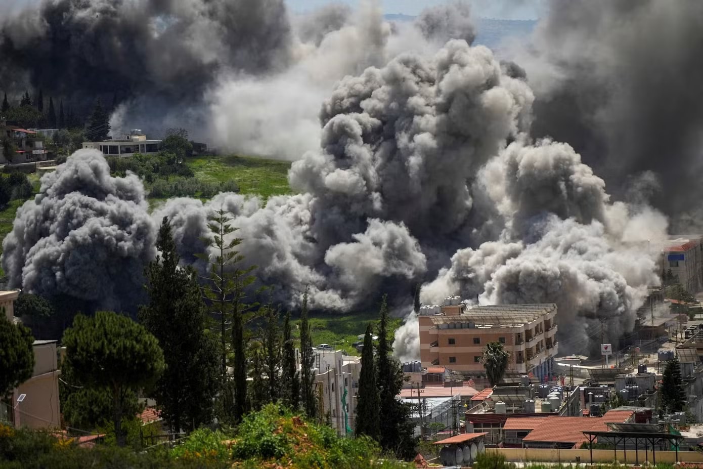 Khói bốc lên ở Li-băng trong một cuộc tấn công của Israel. (Ảnh: Reuters) Tổng thống Mỹ Trump tuyên bố Israel - Li-băng ngừng bắn 10 ngày - Ảnh 1.