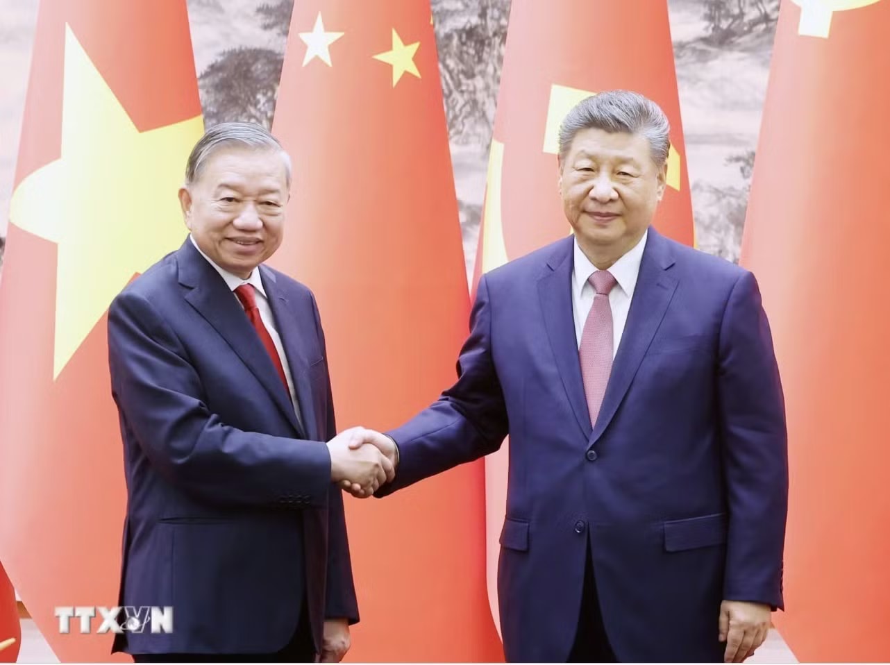 Hai Tổng Bí thư, Chủ tịch nước Tô Lâm chụp ảnh chung trước hội đàm. Ảnh: TTXVN Việt Nam và Trung Quốc ra Tuyên bố chung - Ảnh 2.