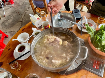 Chặt gà phồng rộp cả tay, kiếm gần 20 triệu mỗi ngày, ông chủ quán lẩu kiệt sức đến mức nói luôn công thức bí truyền 30 năm để... 'đuổi khách'