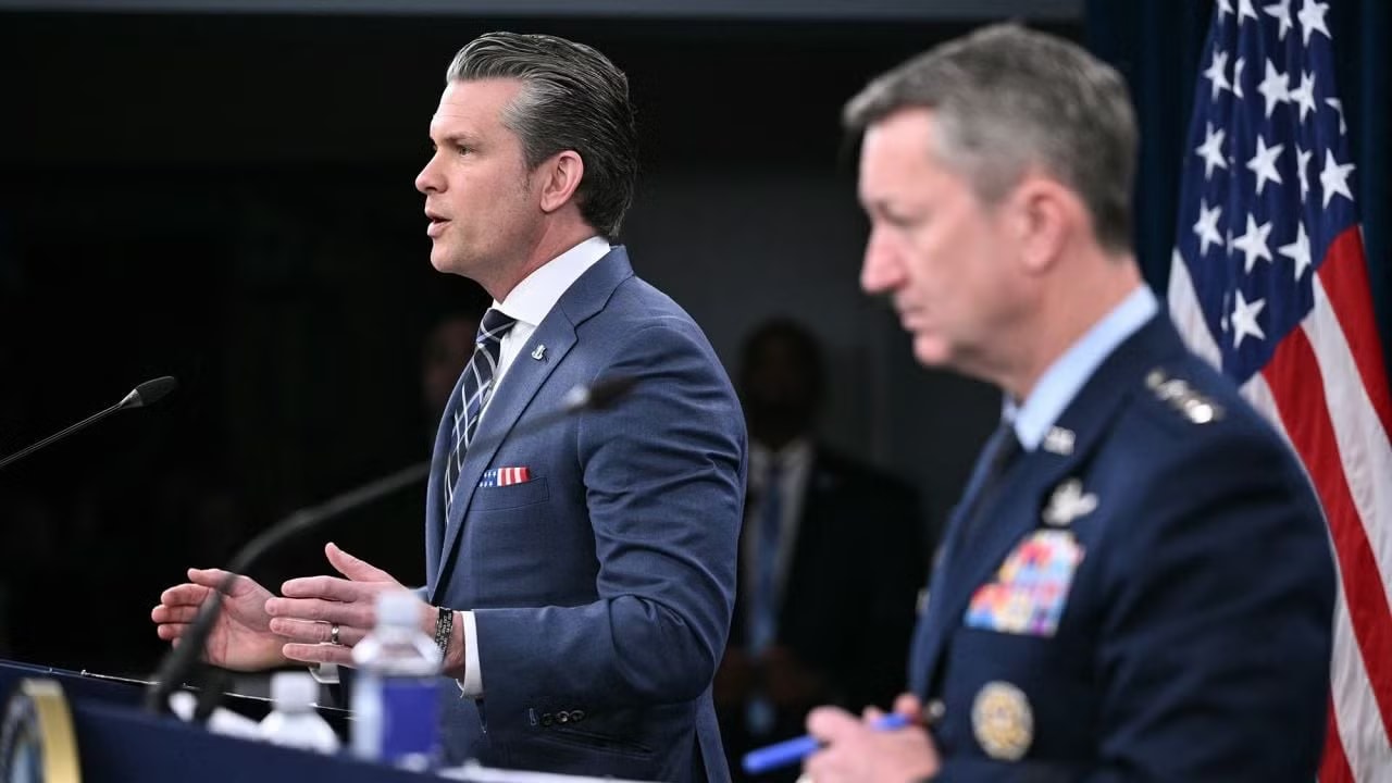 Bộ trưởng Chiến tranh Mỹ Pete Hegseth phát biểu tại cuộc họp báo. Mỹ cảnh báo siết chặt phong toả, sẵn sàng tấn công Iran - Ảnh 1.